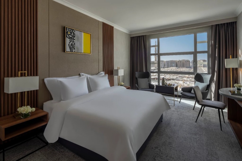 Madinah hotel with view of Masjid an-Nabawi — Mövenpick